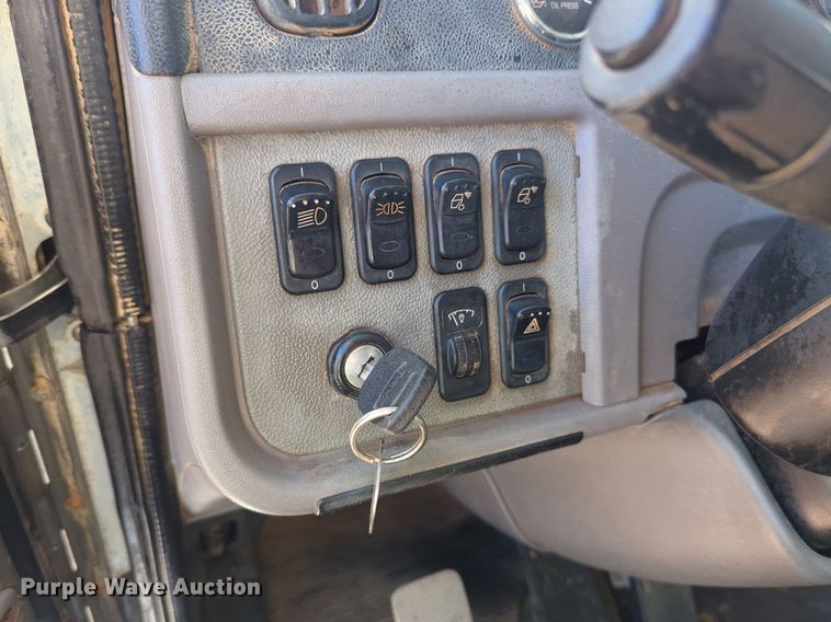 image for item OD9185 2013 Peterbilt 388 semi truck