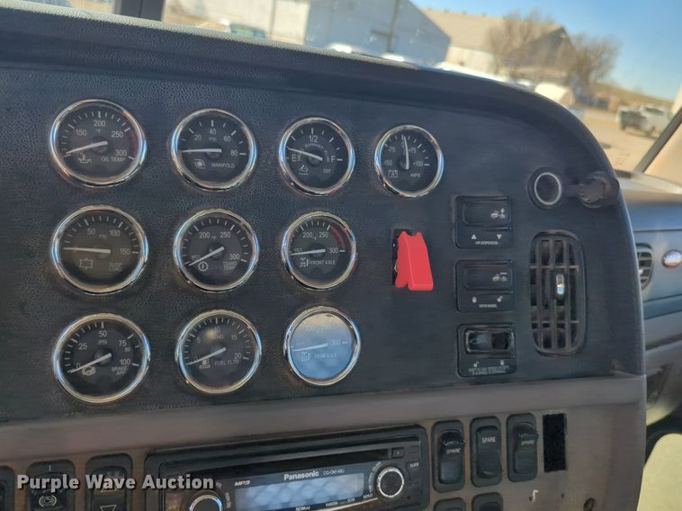 image for item OD9185 2013 Peterbilt 388 semi truck