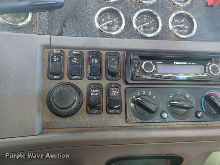 image for item OD9185 2013 Peterbilt 388 semi truck