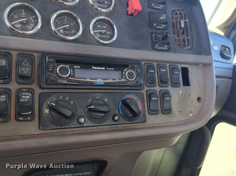 image for item OD9185 2013 Peterbilt 388 semi truck