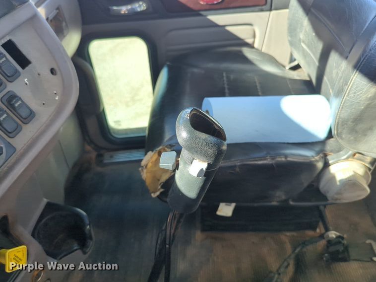 image for item OD9185 2013 Peterbilt 388 semi truck