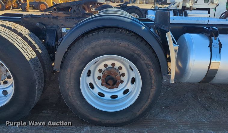 image for item OD9185 2013 Peterbilt 388 semi truck