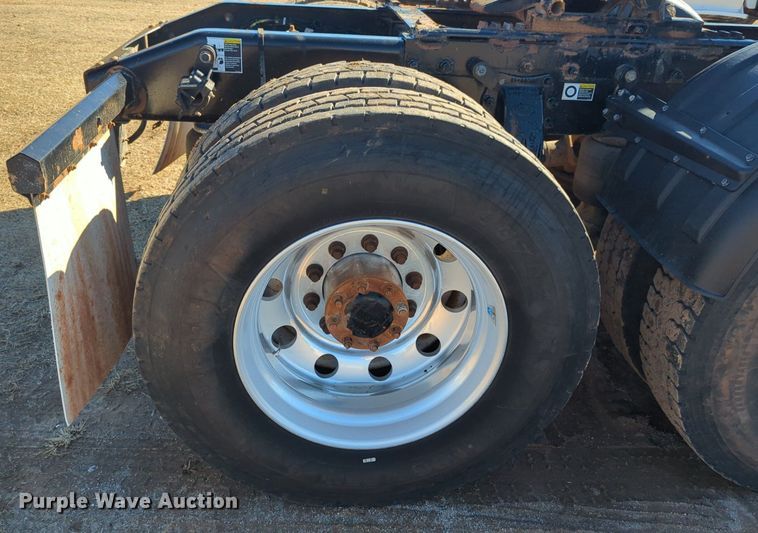 image for item OD9185 2013 Peterbilt 388 semi truck