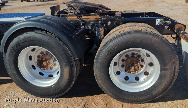 image for item OD9185 2013 Peterbilt 388 semi truck