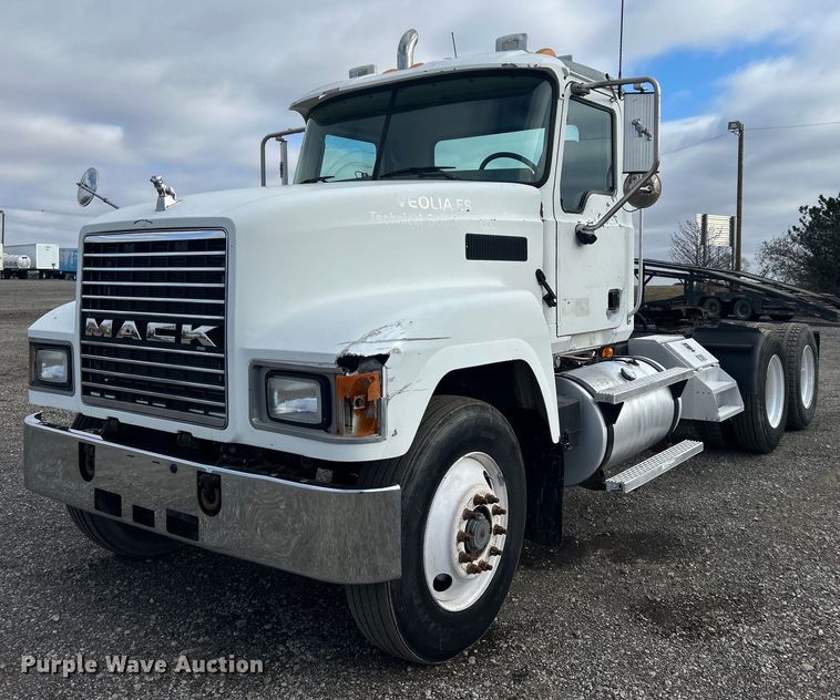 image for item OI9529 2003 Mack CH613 semi truck