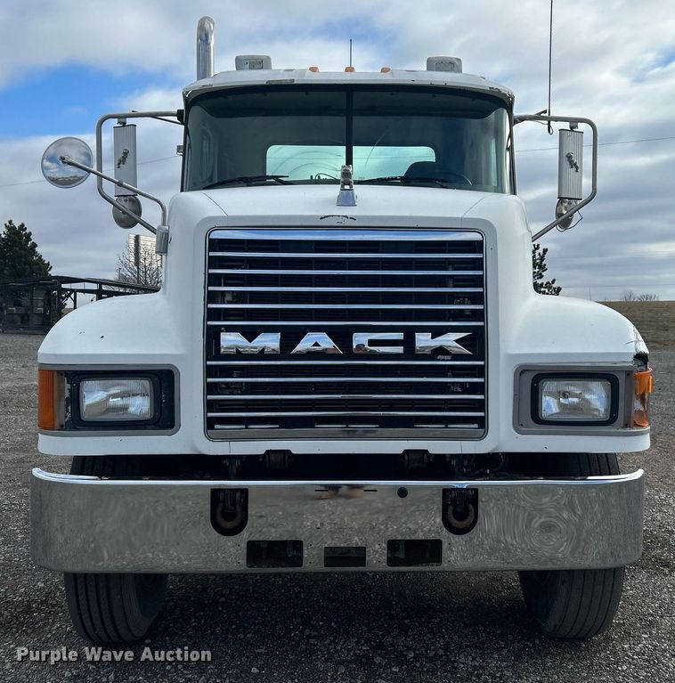 image for item OI9529 2003 Mack CH613 semi truck