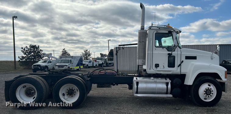 image for item OI9529 2003 Mack CH613 semi truck