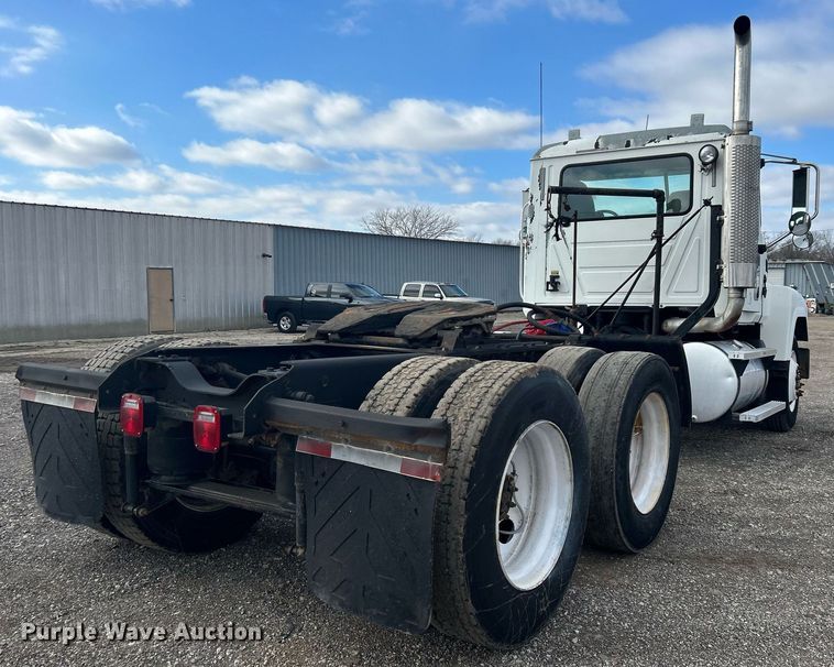 image for item OI9529 2003 Mack CH613 semi truck