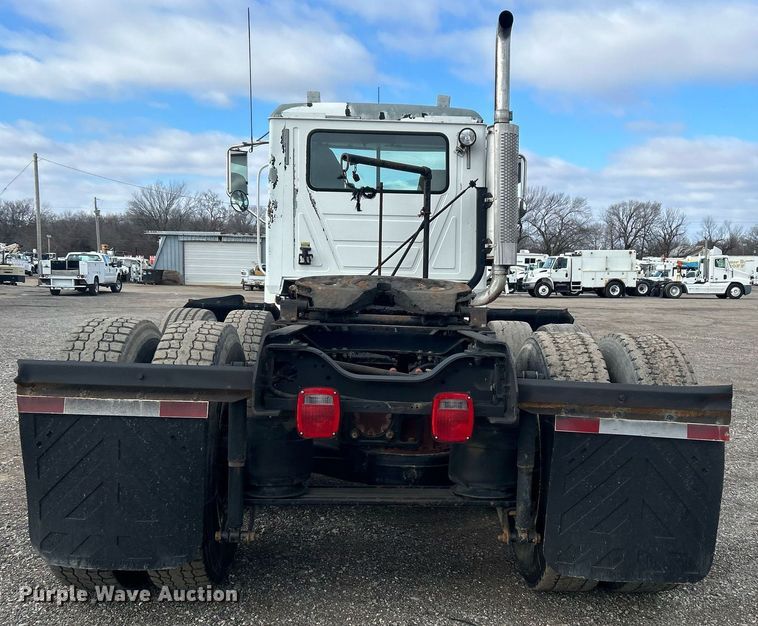 image for item OI9529 2003 Mack CH613 semi truck