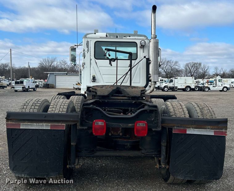 image for item OI9529 2003 Mack CH613 semi truck