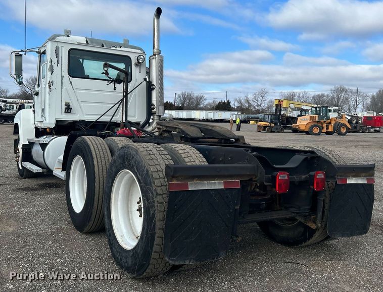 image for item OI9529 2003 Mack CH613 semi truck