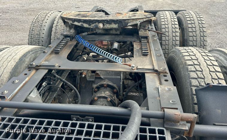 image for item OI9529 2003 Mack CH613 semi truck