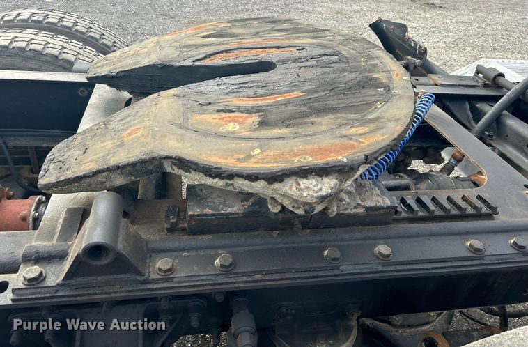 image for item OI9529 2003 Mack CH613 semi truck