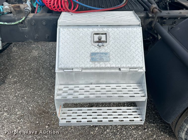 image for item OI9529 2003 Mack CH613 semi truck