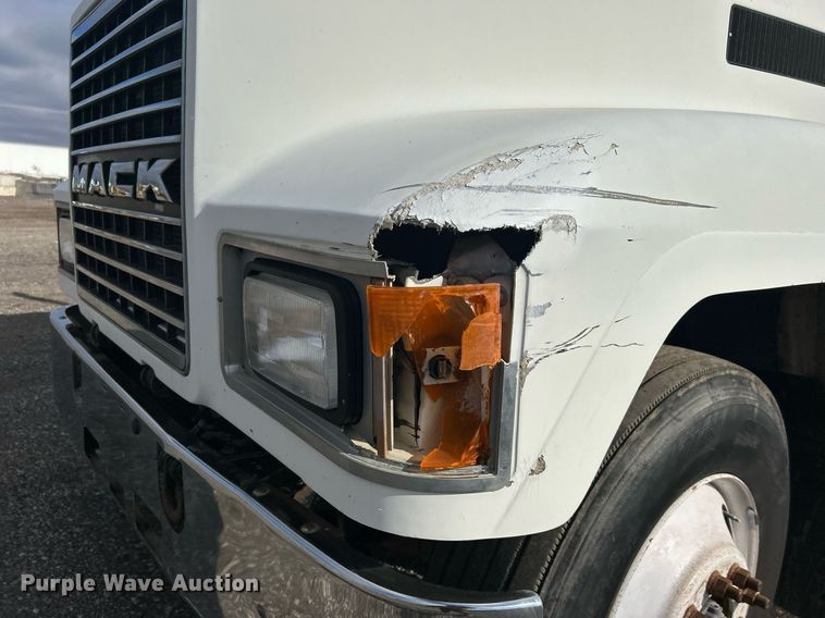 image for item OI9529 2003 Mack CH613 semi truck