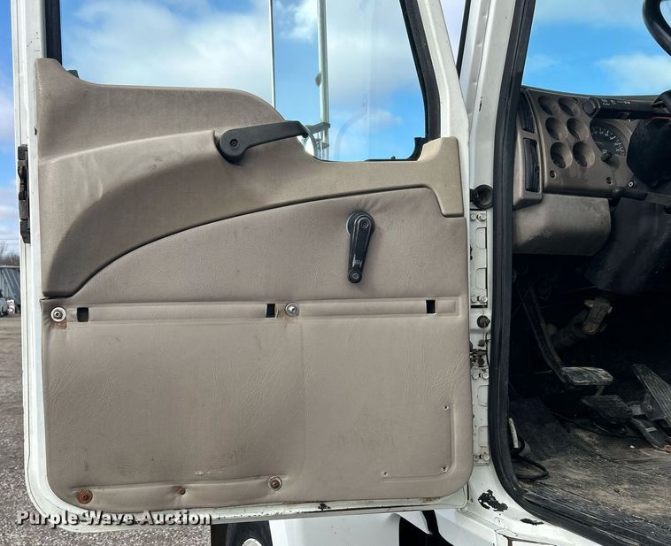 image for item OI9529 2003 Mack CH613 semi truck