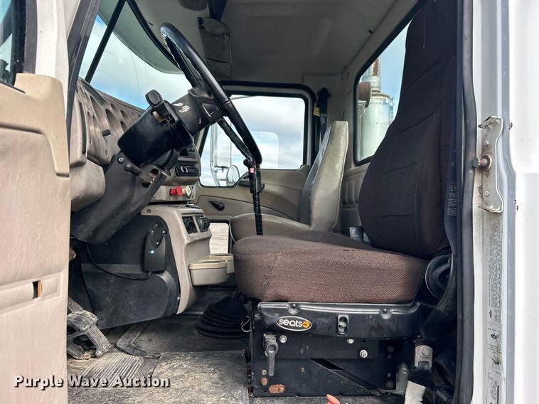 image for item OI9529 2003 Mack CH613 semi truck