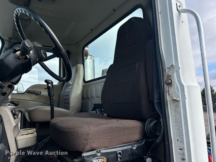 image for item OI9529 2003 Mack CH613 semi truck