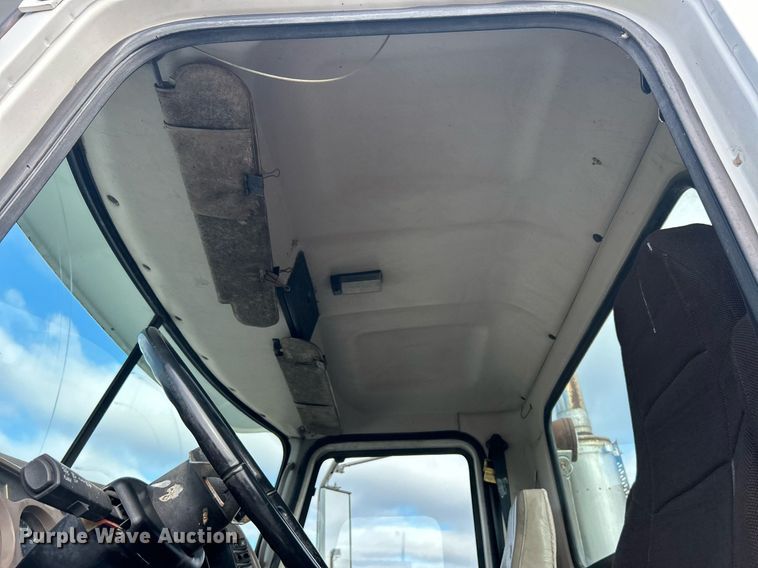 image for item OI9529 2003 Mack CH613 semi truck