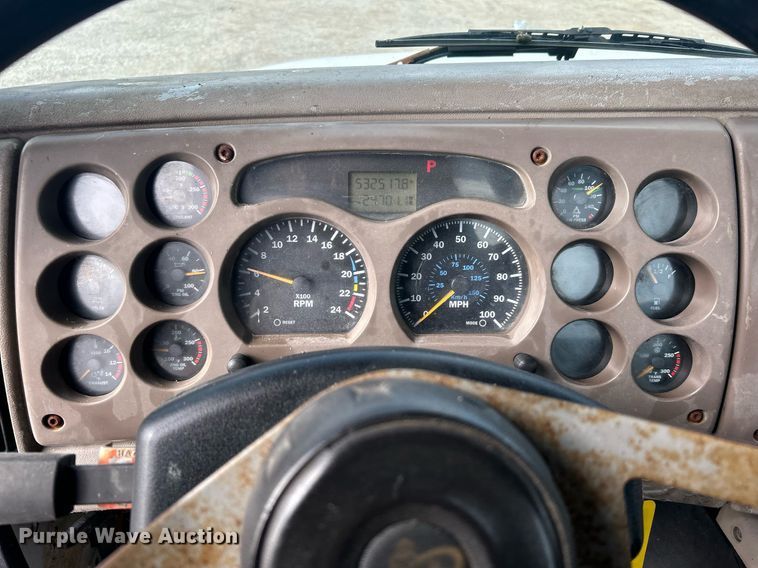 image for item OI9529 2003 Mack CH613 semi truck