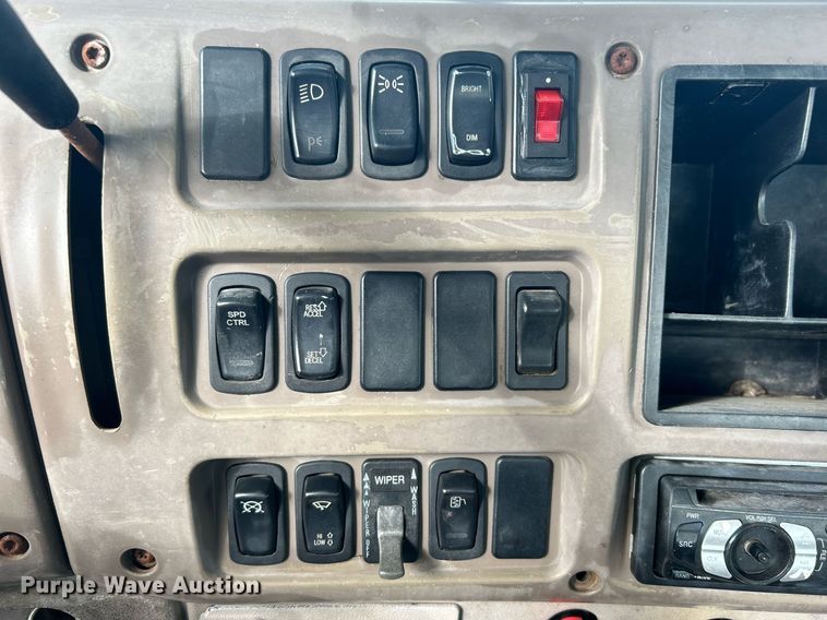 image for item OI9529 2003 Mack CH613 semi truck