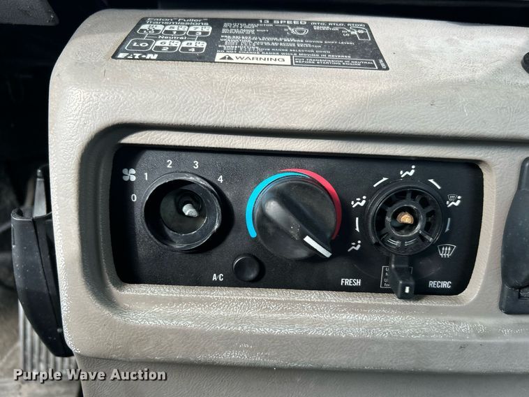 image for item OI9529 2003 Mack CH613 semi truck