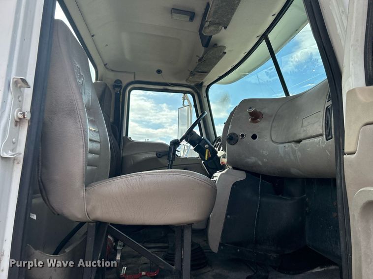 image for item OI9529 2003 Mack CH613 semi truck