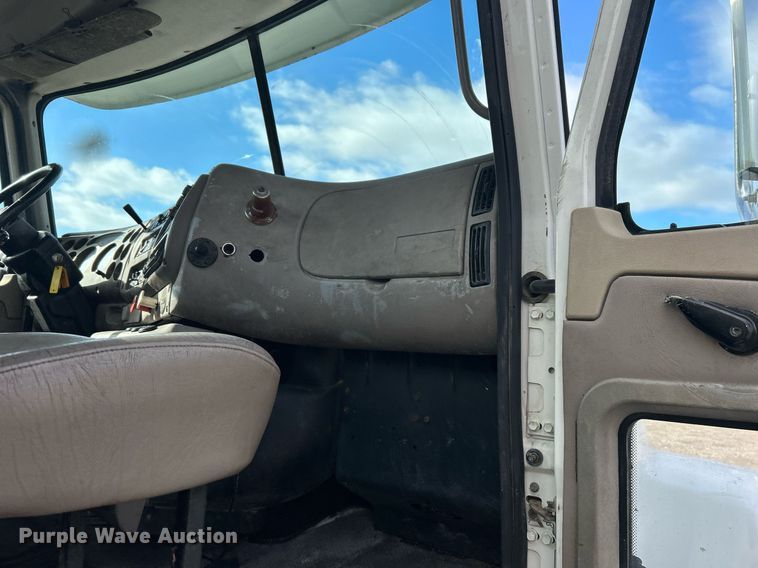 image for item OI9529 2003 Mack CH613 semi truck