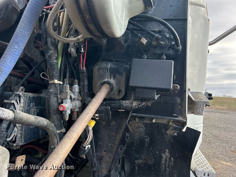 image for item OI9529 2003 Mack CH613 semi truck