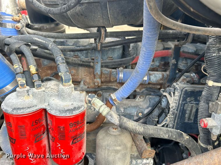 image for item OI9529 2003 Mack CH613 semi truck