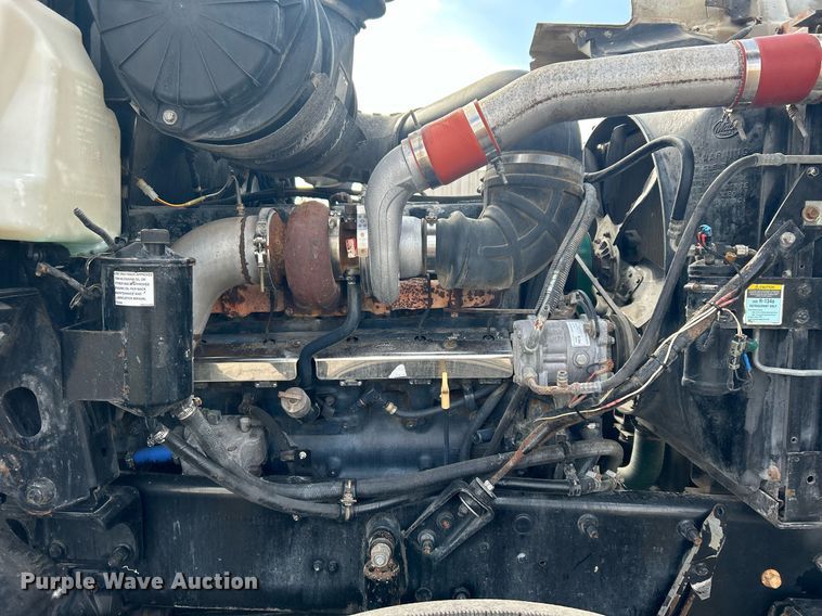 image for item OI9529 2003 Mack CH613 semi truck