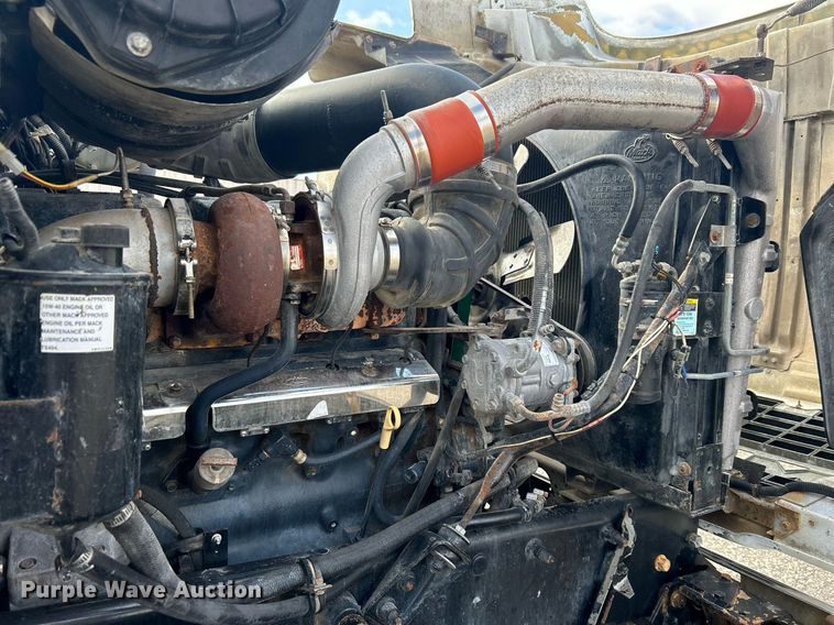 image for item OI9529 2003 Mack CH613 semi truck