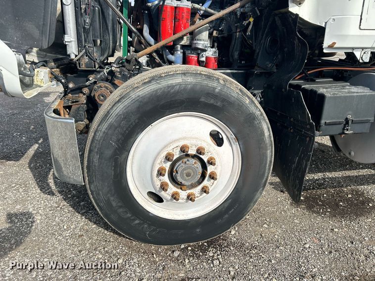 image for item OI9529 2003 Mack CH613 semi truck