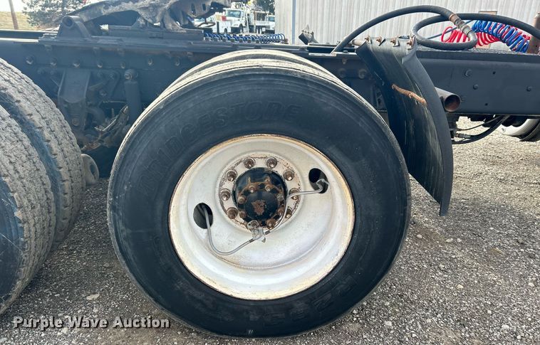 image for item OI9529 2003 Mack CH613 semi truck