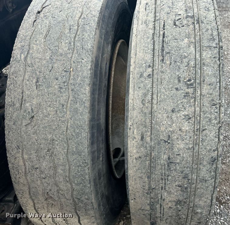 image for item OI9529 2003 Mack CH613 semi truck