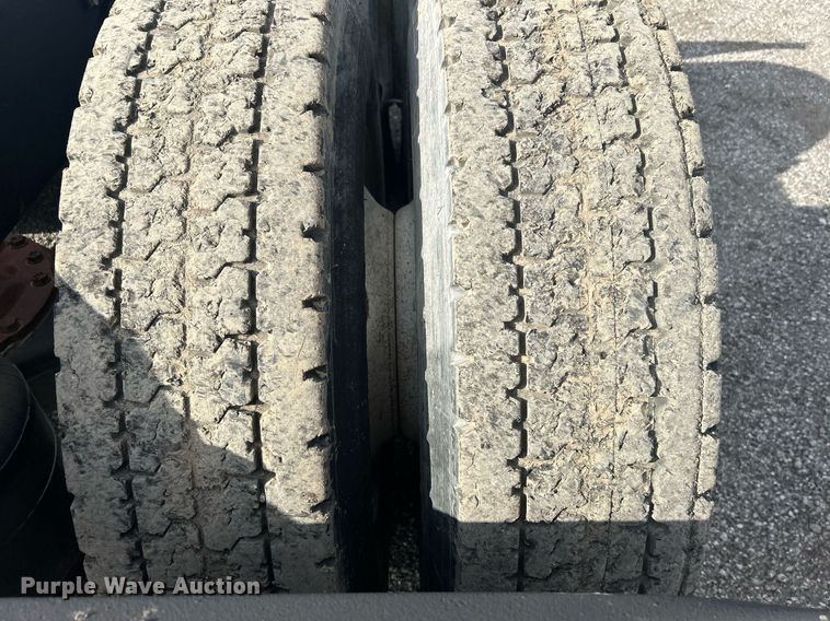 image for item OI9529 2003 Mack CH613 semi truck