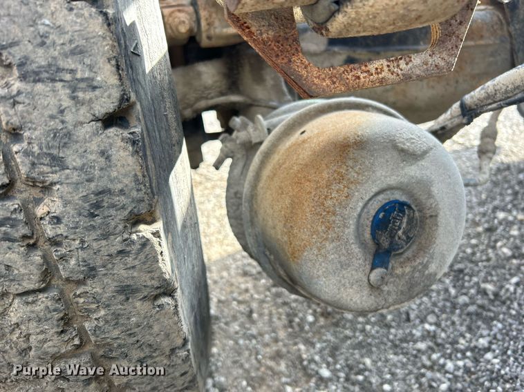 image for item OI9529 2003 Mack CH613 semi truck