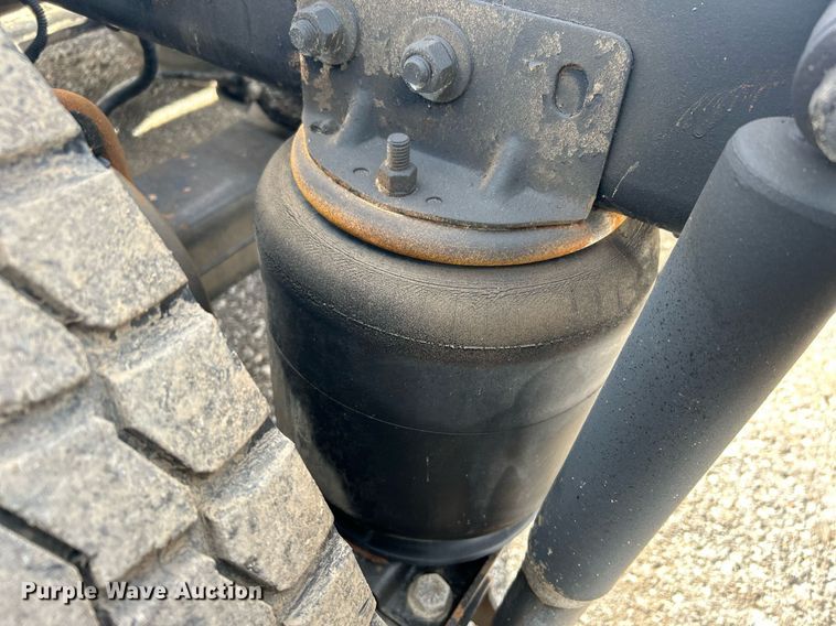 image for item OI9529 2003 Mack CH613 semi truck