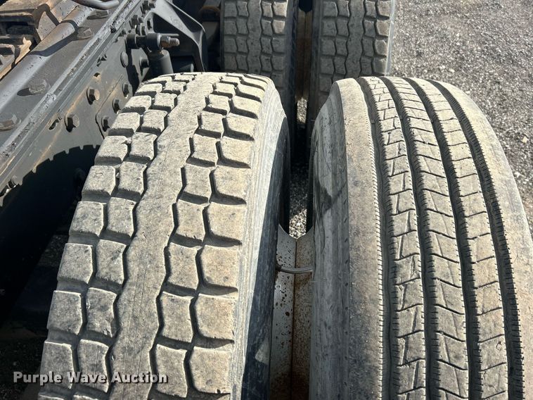 image for item OI9529 2003 Mack CH613 semi truck