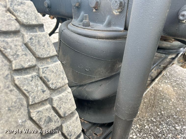 image for item OI9529 2003 Mack CH613 semi truck