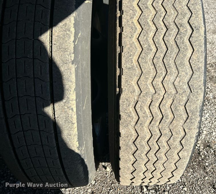 image for item OI9552 2013 Utility Trailer MFG Co. VS2DX dry van trailer