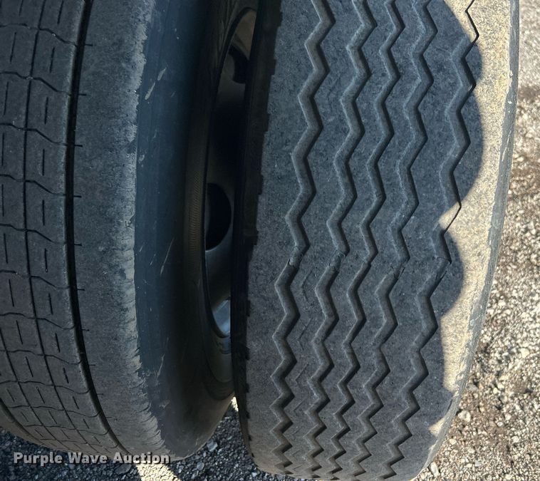 image for item OI9552 2013 Utility Trailer MFG Co. VS2DX dry van trailer