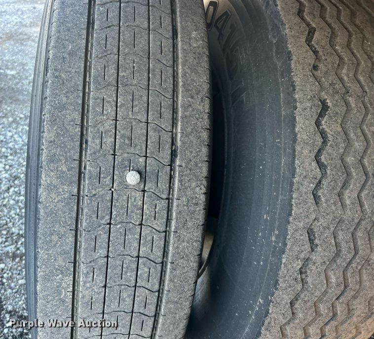 image for item OI9552 2013 Utility Trailer MFG Co. VS2DX dry van trailer