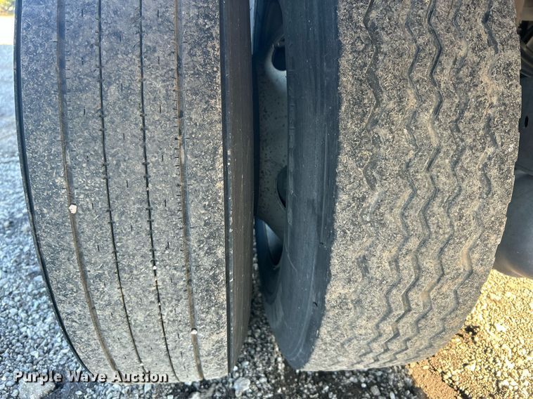 image for item OI9552 2013 Utility Trailer MFG Co. VS2DX dry van trailer