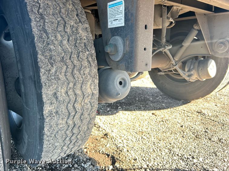 image for item OI9552 2013 Utility Trailer MFG Co. VS2DX dry van trailer