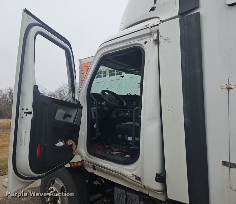 image for item OJ9723 2022 Freightliner  Cascadia 116 semi truck