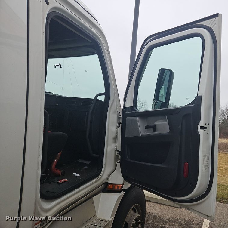 image for item OJ9723 2022 Freightliner  Cascadia 116 semi truck