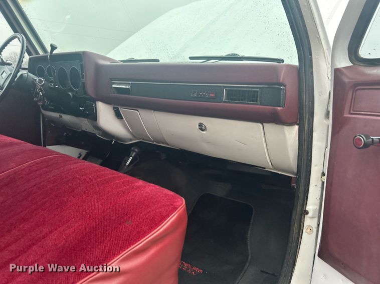 image for item DN0650 1986 GMC Sierra 1500 pickup truck