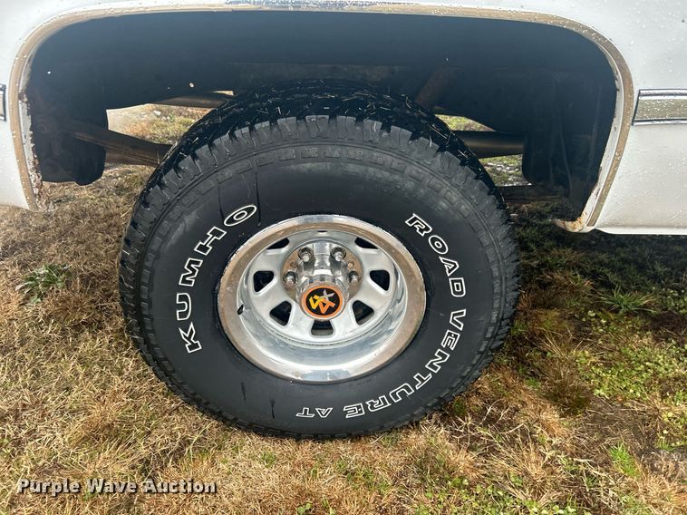 image for item DN0650 1986 GMC Sierra 1500 pickup truck