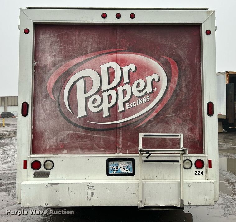 image for item DN0663 2001 International  4700  delivery truck